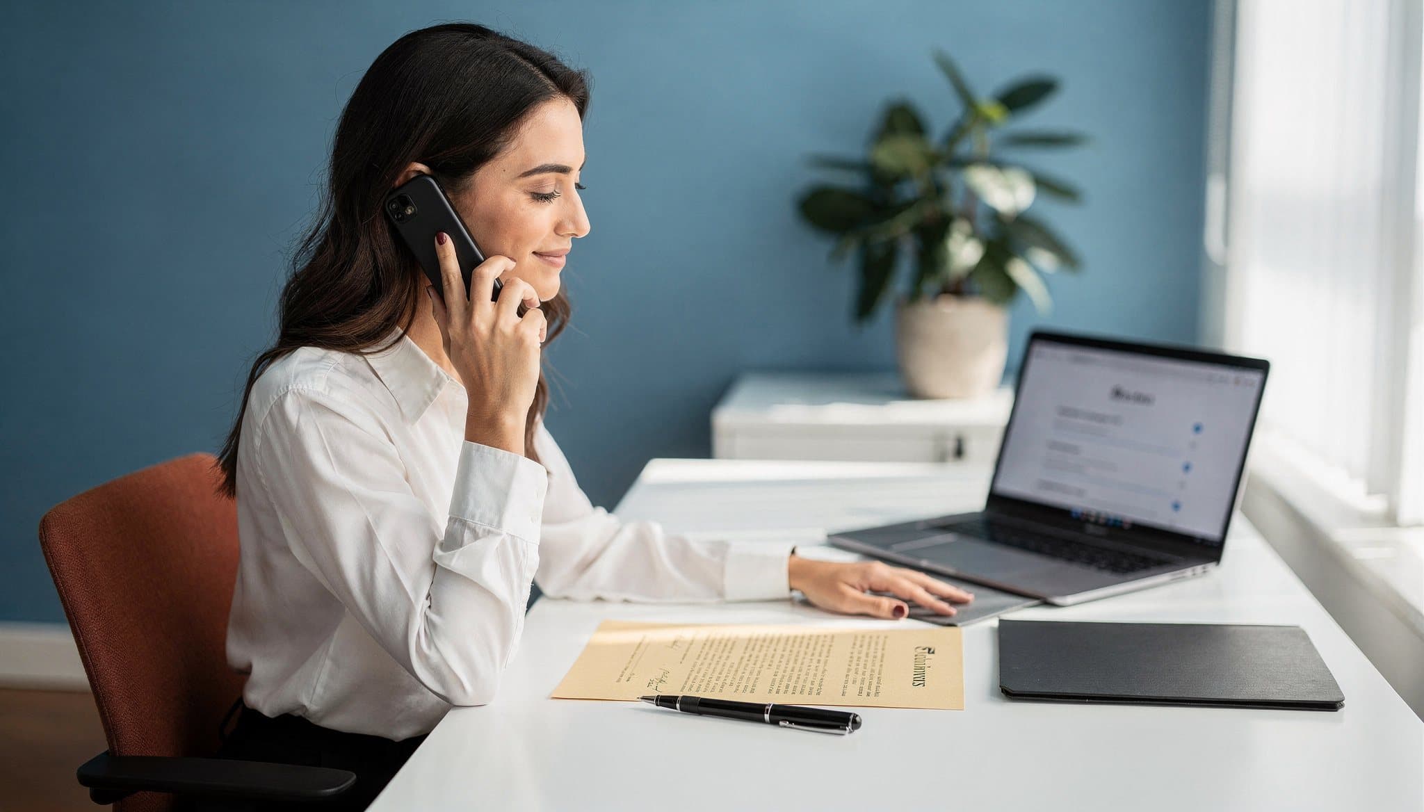Référente au téléphone devant son ordinateur portable